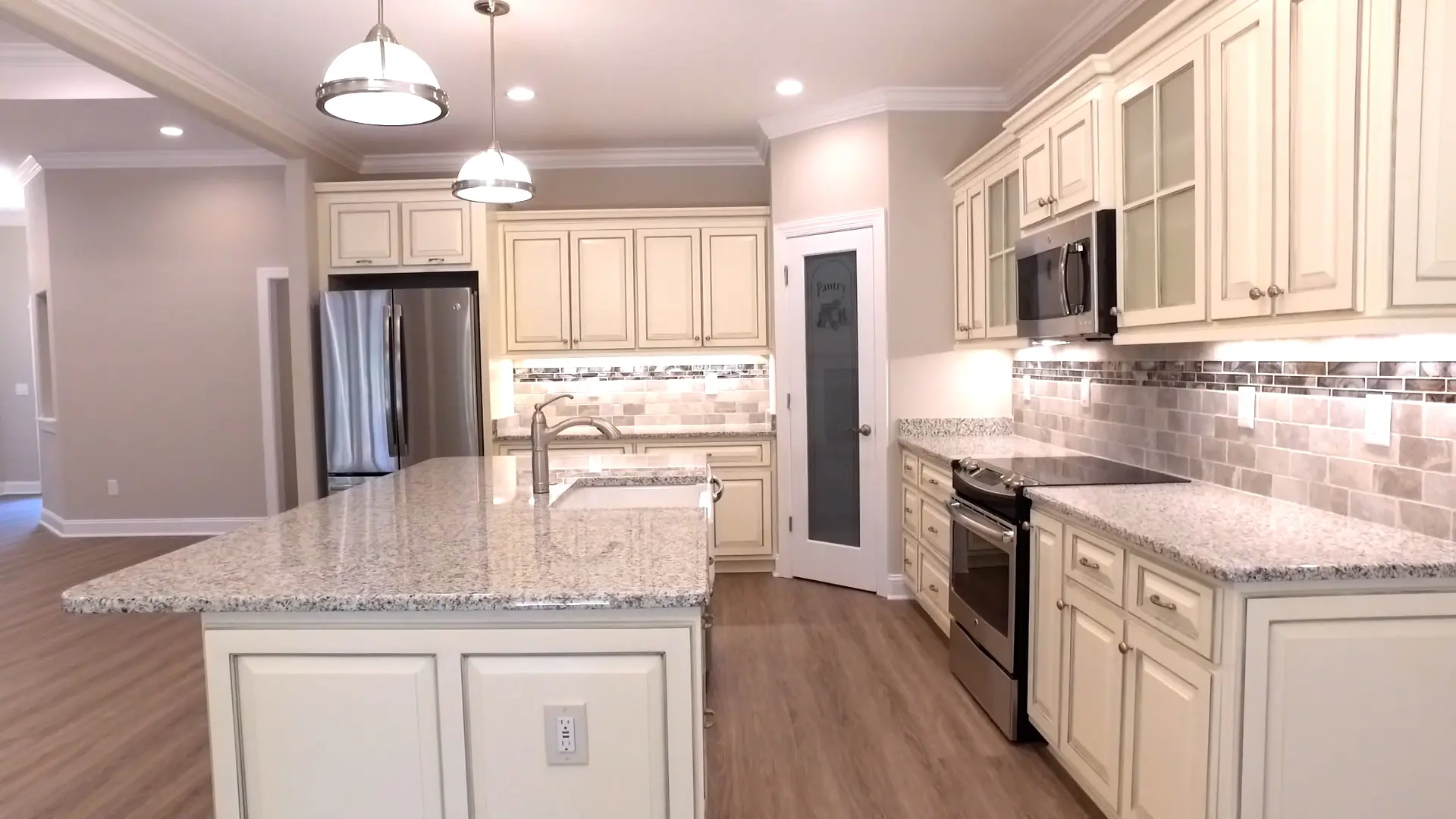 kitchen,island,cabinets,counter